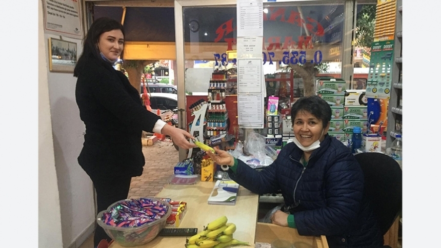 Canlar Market müşterilerine muz dağıttı