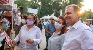 Başkan Seçer ve Meral Seçer geri dönüşüm sergisini gezdi