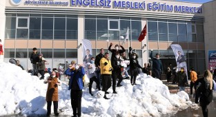 Özel çocuklara kar sürprizi