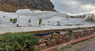 Bozyazı'da fırtına seralara zarar verdi
