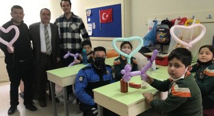 Polis memuru öğrencilere oyuncak hediye etti