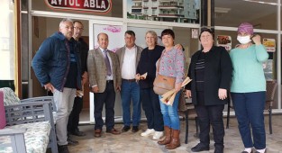 Şahincileroğlu 8 Mart'ta karanfil dağıttı