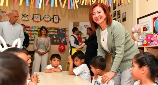 Meral Seçer, 23 Nisan'ı çocuklarla kutladı