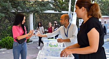 Büyükşehir'nden sınava giren öğrencilere su ikramı