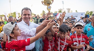 Başkan Seçer futbol şenliği ödül törenine katıldı