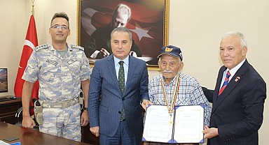 Kore gazisine kaybolan madalyasının yenisi verildi