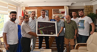 Başkan Kılınç'a tablo hediye ettiler
