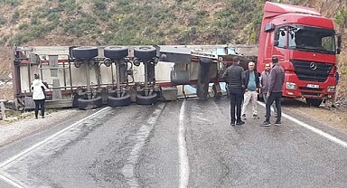 Yağışlı havada kayan tır devrildi!