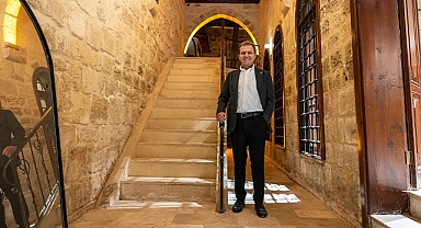 Başkan Seçer, Karamancılar Konağı ile Tarihi Gülnar Oteli'nde devam eden çalışmaları inceledi