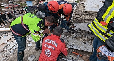 Büyükşehir'in ekipleri göçük altından 16 kişiyi kurtardı