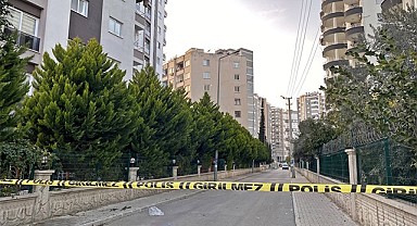 Mersin'de 8 katlı bina depremden etkilendi