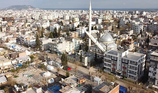 Adıyaman’da minare evin üzerine devrildi