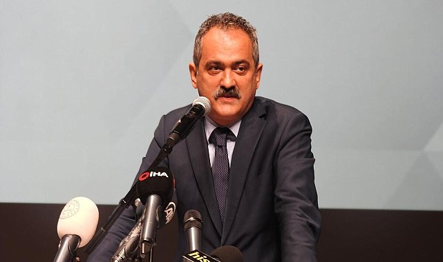 Bakan Özer duyurdu: Öğretmenlerin zorunlu çalışma yükümlülüğü bir yıl ertelendi