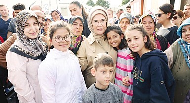 Hatay’da depremzedeleri ziyaret etti