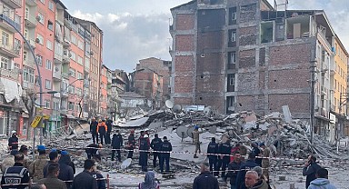 Malatya'da ağır hasarlı 5 katlı bina çöktü