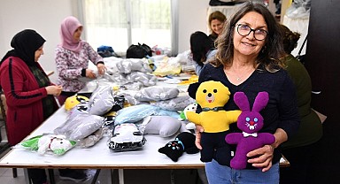 Mersinden Kadın Kooperatifi depremzede çocuklar için 'uyku arkadaşı' üretiyor