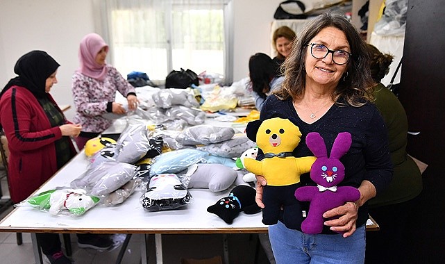 Mersinden Kadın Kooperatifi depremzede çocuklar için 'uyku arkadaşı' üretiyor