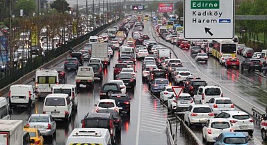 İstanbul'da yağmur trafiği: Yoğunluk yüzde 75'e ulaştı