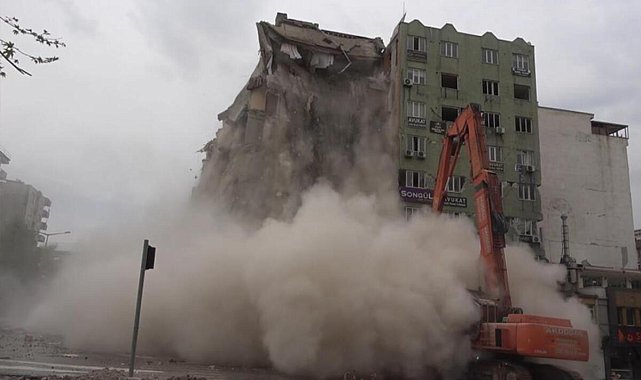 Kahramanmaraş'ta 8 katlı bina saniyeler içinde yerle bir oldu