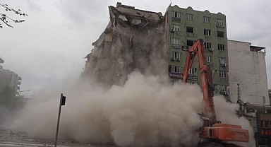 Kahramanmaraş'ta 8 katlı bina saniyeler içinde yerle bir oldu