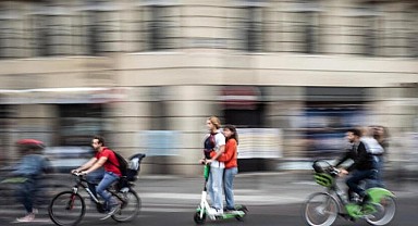 Paris, kiralık e-scooter’ları yasaklayan ilk şehir oldu