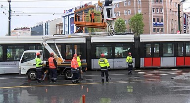 Tramvay hattında kopan tel seferleri aksattı