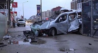 Bursa'da feci kaza: Araç ikiye bölündü! 2 kişi hayatını kaybetti
