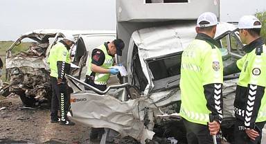 Konya’da feci kaza! Kamyonetle minibüs çarpıştı: 2 ölü, 3 yaralı