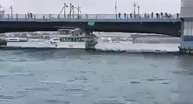 Tekne Galata Köprüsü'ne çarptı