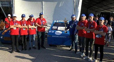 TEKNOFEST'te liseler arası elektrikli araç yarışması'nda dereceye girenler ödüllerini aldı