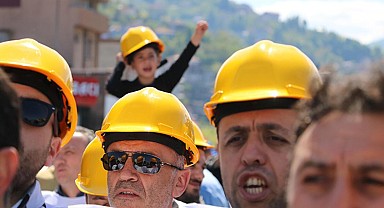 Zonguldak'ta işçiler Madenci Anıtı'na yürüdü