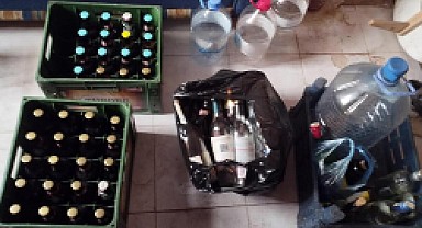 Adana'da İmalathaneye dönüştürülen evde 703 litre sahte içki ele geçirildi