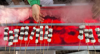 Adana'da sıcaklık 40 dereceyi aştı! 'Dondurma kebap' ilgi gördü