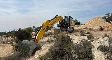 Mersin'de iş makineli kaçak kazıya 2 gözaltı