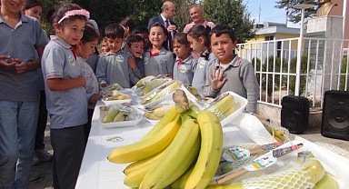 Silifke'de 1 ton muz dağıtıldı