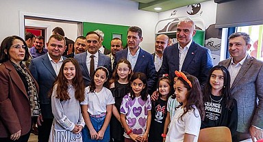 Kültür ve Turizm Bakanı Mehmet Nuri Ersoy, karakolken bebek ve çocuk kütüphanesine dönüştürülen merkezi açtı