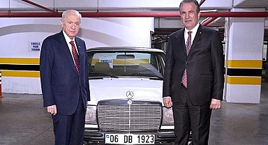 MHP lideri Bahçeli'den milletvekiline hediye klasik otomobil... Plakada dikkat çeken detay