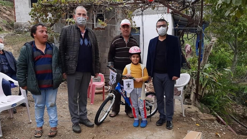 Rotary Kulübü 2 çocuğa bisiklet hediye etti