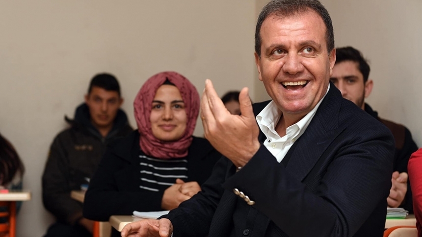 Seçer, Ramazan’ın ilk günü öğrencileri sevindirdi