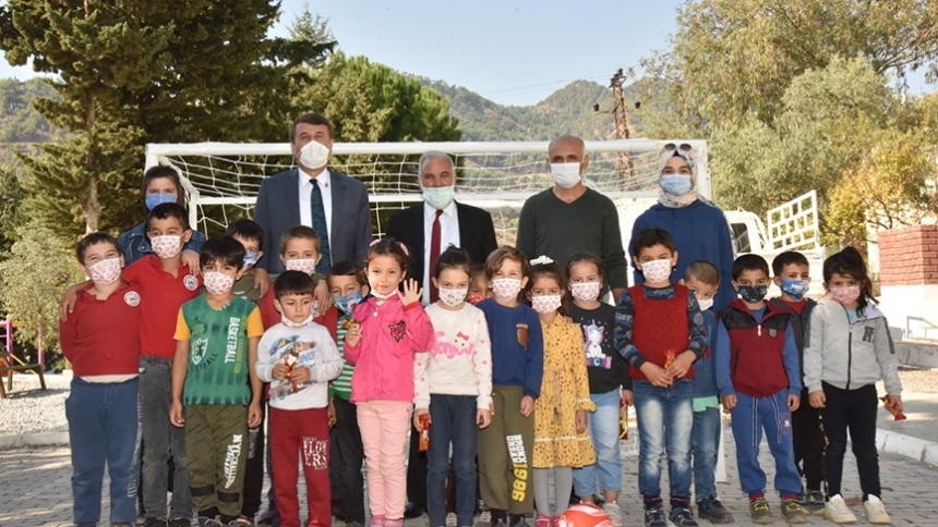 Kılınç’tan okullara spor malzemesi desteği