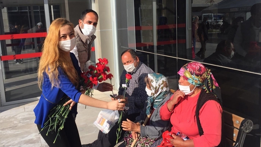 CHP'li gençler karanfil dağıttı