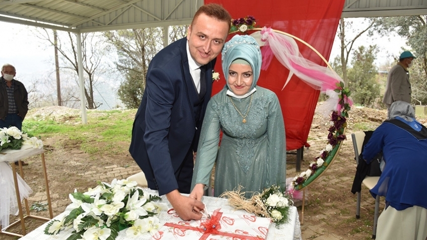 Muhammet Kırıcı ile Yasemin Altun nişanlandı