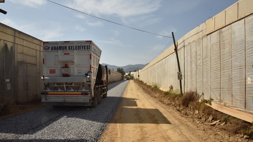 ‘Kimsesiz yolu’ Anamur Belediyesi asfaltlıyor